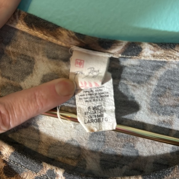 5/$25 Large leopard Top - Picture 4 of 6